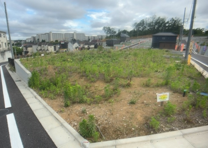 土地購入を検討されている場合、境界杭がない状態で購入してしまうと境界確定測量をする必要があり、費用がかかります。購入の前に、売主、隣土地所有者立ち合いのもと境界を確定し境界杭を設置するのがベストです。