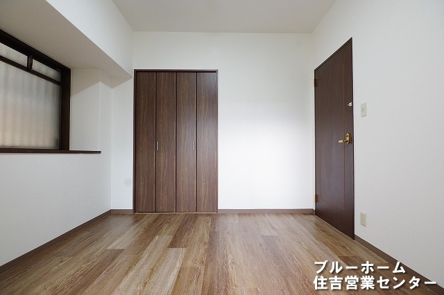 約5.7帖の洋室です！お部屋には収納や窓があります！