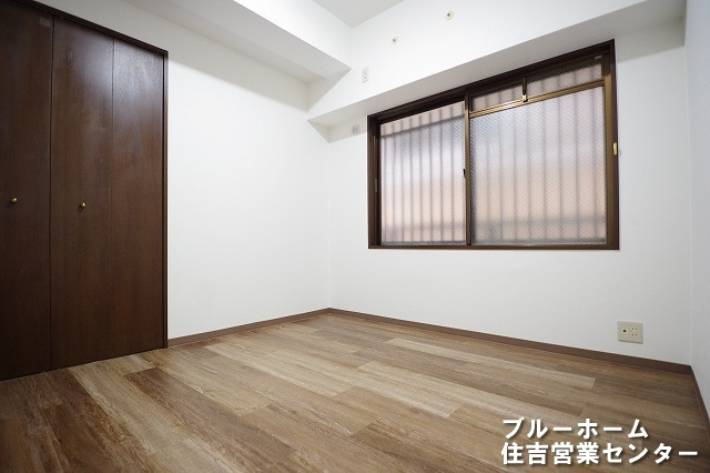 約5.1帖の洋室です！お部屋には収納や窓があります！