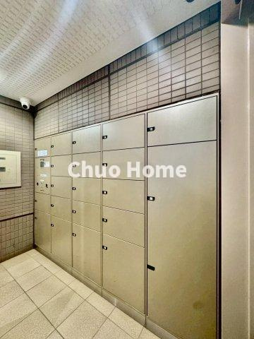 【宅配ボックス】在宅時・不在時に関わらず、居住者の代わりに非対面で宅配物を受け取ってくれる便利な設備です。わかりやすくご説明致しますので見学時にはお部屋だけではなく共用部分もぜひチェックしてください。