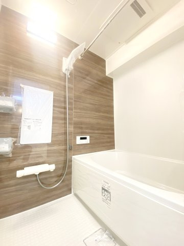 木目調パネルで落ち着いた雰囲気のある浴室でゆったり浸かれば一日の疲れも取れそう♪浴室乾燥機付きです！