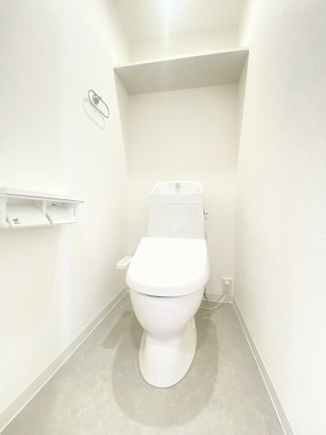 棚設置済みのトイレです。温水洗浄便座付で一年中快適にご使用いただけます♪