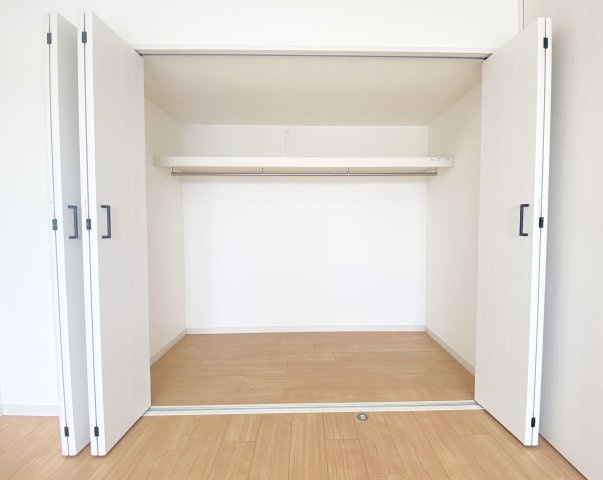 北東側洋室にあるクローゼット。横幅も奥行きも充分にあるため収納力◎お部屋をより広くご使用いただけます