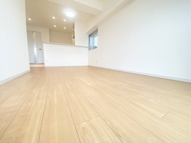 フローリングやクロスなど貼替え済みの明るい印象のあるお部屋になりました♪家具も配置しやすい長方型が◎