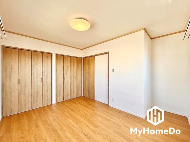 使い勝手の良いシンプルな洋室ですね。ぜひ現地でお部屋の様子を見てみて