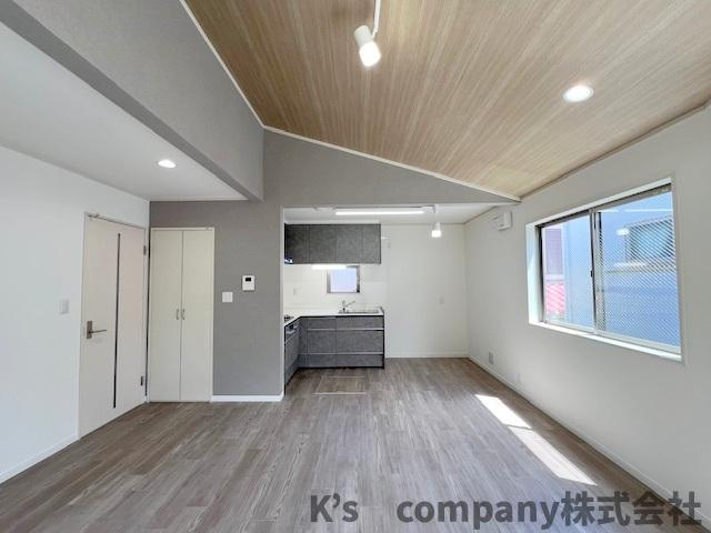 天井からのダウンライトと大人さがでるアクセントクロスで落ち着きのあるリビングを演出させてくれます♪