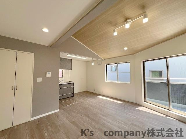 ご家族が集まるリビングは吹き抜け仕様の14帖♪