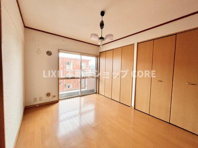 大きな窓からは快適な光を取り入れ、通気性能を上げる事で居心地の良い空間を演出します。　