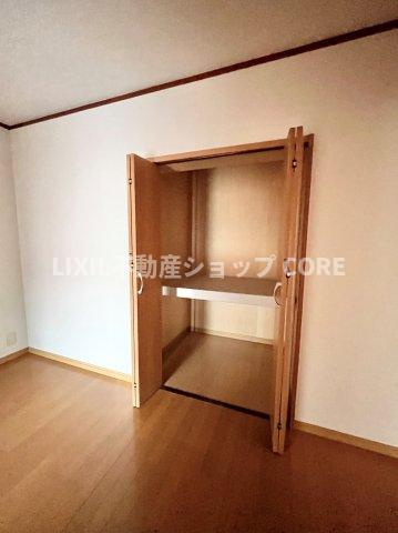 しっかりとした大きさのクローゼットを完備し、収納スペースも十分！　