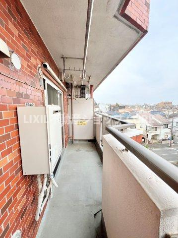 バルコニーは風通しが良く、日中は日当たりも良好です。洗濯物やお布団をたくさん干せます！　