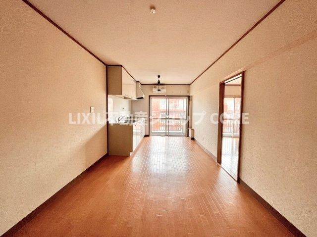 広々したリビングは家族だんらんの時間が自然と増えそうなこだわりの空間です。　