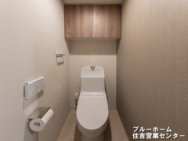上部に収納棚付きのトイレです！