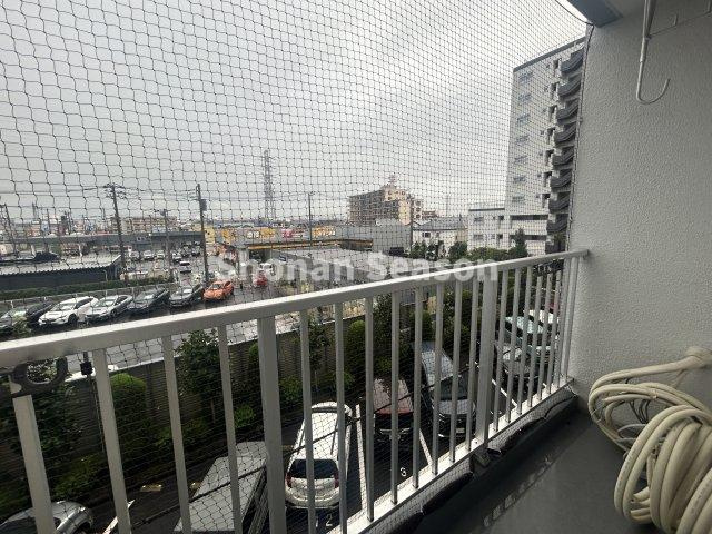 リビングに隣接しており、洗濯物をサッと取り込めます◎