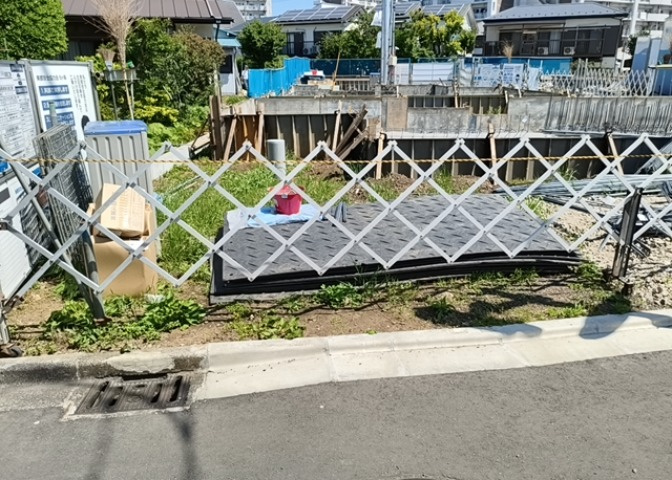区画図は、土地の形状、境界、道路との関係を詳細に示す図面土地の正確な位置、面積、形状を把握し購入や建築計画の判断に不可欠です。区画整理や開発状況も示され、将来的な土地利用のイメージを掴む上でも重要。　