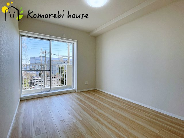 落ち着いた色調の寝室です