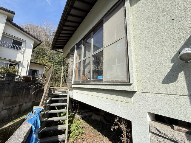 建物横には外階段が設けられており外からの出入りが可能な動線。室内と距離を保てるため来客時や作業時にも目線が合いにくくプライバシーに配慮した使い方ができます。外からの出入りがしやすい点も特徴のひとつです