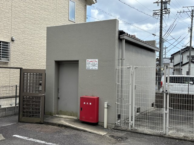 【その他】コンクリート造の堅牢なプロパンガス庫。消火器も設置され、安全管理体制が整っています。