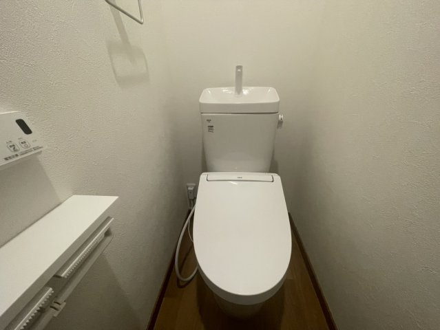 温水洗浄便座付きの清潔感あるトイレです。シンプルで落ち着いた空間となっており、毎日快適にご利用いただけます。手洗い器付きのため衛生的で、ご家族はもちろん来客時にも使いやすい設備仕様となっています。