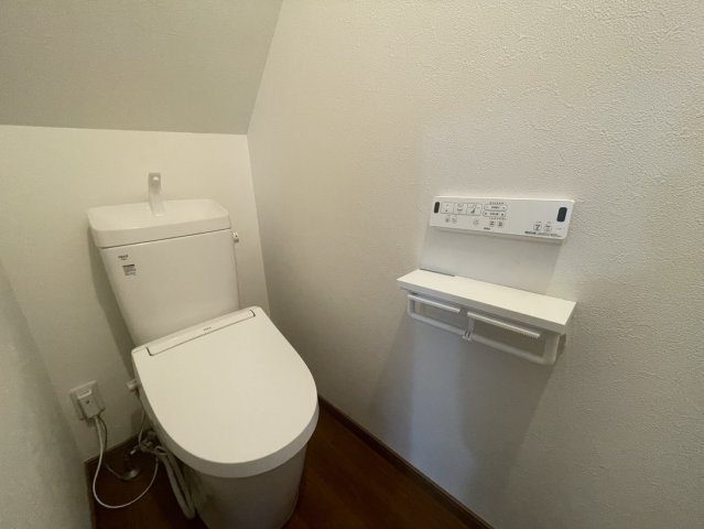 各階にトイレを設けた便利な間取りです。夜間や朝の忙しい時間帯も移動の負担が少なく、ご家族それぞれが快適に利用できます。手洗い器、温水洗浄便座付きで清潔感があり、使い勝手にも配慮された設備です。