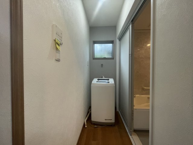 洗濯機置場は窓付きで換気がしやすく、湿気がこもりにくい設計です。浴室に隣接しているため洗濯から入浴までの動線もスムーズ。シンプルで使いやすい空間となっており、毎日の家事を快適にサポートしてくれます。