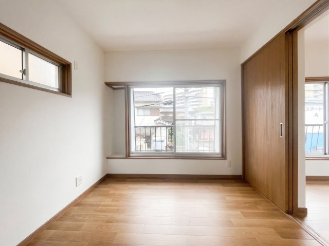 大きな窓から自然光が差し込む明るい洋室です。家具の配置がしやすい整った形状で、ベッドやデスクなども無理なく設置可能。開放感のある広い空間としても利用でき、暮らし方に合わせて使い分けができます。