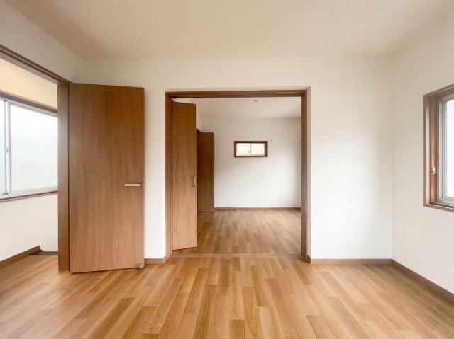 引戸を開放することで隣接する洋室と一体利用が可能です。個室としてはもちろん、広々とした一つの空間としても活用できるため、在宅ワークスペースや趣味のお部屋など柔軟な使い方ができる間取りです。