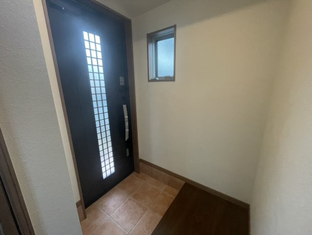 玄関には採光窓を設けており、明るく開放感のある空間となっています。来客時にも好印象を与えるすっきりとしたデザインで、毎日の出入りも快適。室内へ自然光を取り込み、心地よい住環境を演出します。