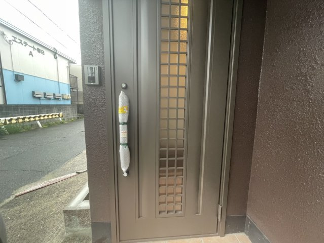 重厚感のある玄関ドアが住まいの顔として訪れる方を迎えます。TVモニター付インターホンを備えており、防犯面にも配慮。落ち着いた外観デザインと調和し、住まい全体の上質な印象を高めています。