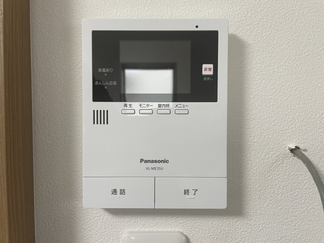 来訪者の顔を確認してから対応できるTVモニター付インターホンを設置。防犯面に配慮された設備で、小さなお子様がいるご家庭やご高齢の方にも安心です。録画機能付きなら留守中の来訪確認にも役立ちます。