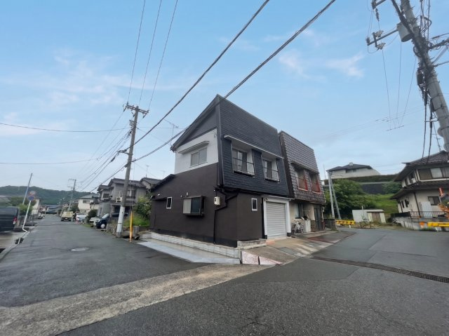 白と黒を基調としたスタイリッシュな外観が印象的な住まいです。外壁も丁寧にリフォームされており、統一感のある仕上がりとなっています。シャッター付きガレージも備え、大切なお車の保護にも配慮されています。
