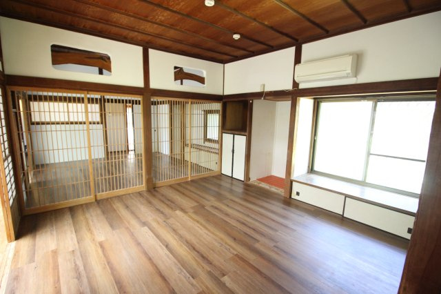 昭和の雰囲気を感じさせる続間の居室。欄間がより昭和レトロな古民家の雰囲気を醸し出させます。