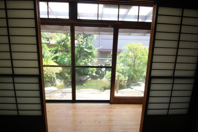 担当者おすすめポイント。1階洋室から眺めるお庭の雰囲気がまるで別世界の様相です。是非ご体感ください。