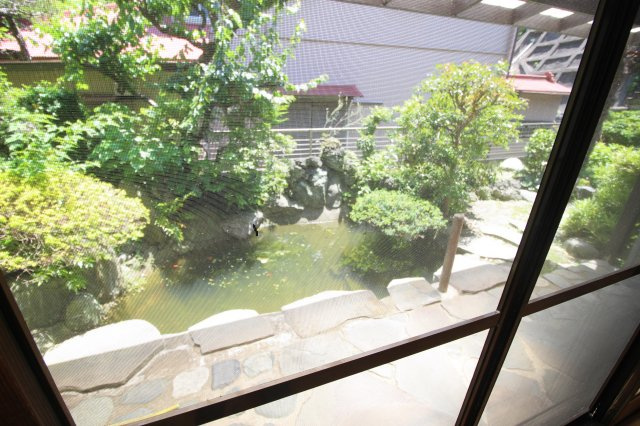 担当者おすすめポイント。1階洋室から眺めるお庭の雰囲気がまるで別世界の様相です。是非ご体感ください。