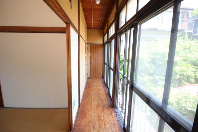 お庭を横目に歩く渡り廊下。家屋とお庭の雰囲気がとても合っており、昭和レトロをとくに感じるポイント。