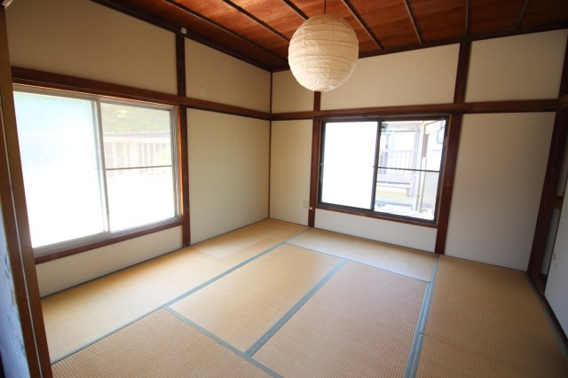 2階には和室もございます。なるべく建築当初の雰囲気も残しながら、リフォームが施されております。