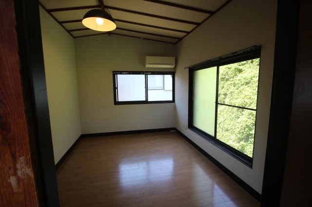 2階洋室。こちらのお部屋はフローリングに施行はしておりますが、天井は当時の雰囲気を残しています。
