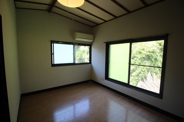 2階洋室。こちらのお部屋はフローリングに施行はしておりますが、天井は当時の雰囲気を残しています。