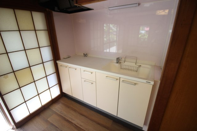 1階には2か所キッチンが付いています。以前は猫カフェとして使用しており、食品衛生にも配慮されてます。