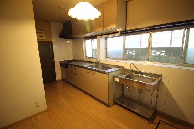 1階には2か所キッチンが付いています。以前は猫カフェとして使用しており、食品衛生にも配慮されてます。