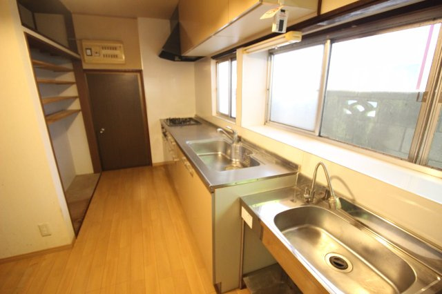 以前は猫カフェとしても使用されてました。キッチンが2か所ありますので、シェアハウスとしてもおすすめ。