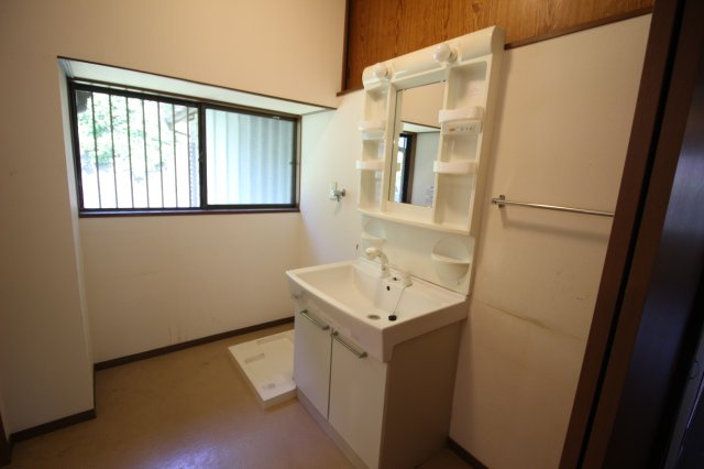 水廻りはリフォームが施されており、状態良好です。現況でも十分ご利用になれます。是非ご見学ください。