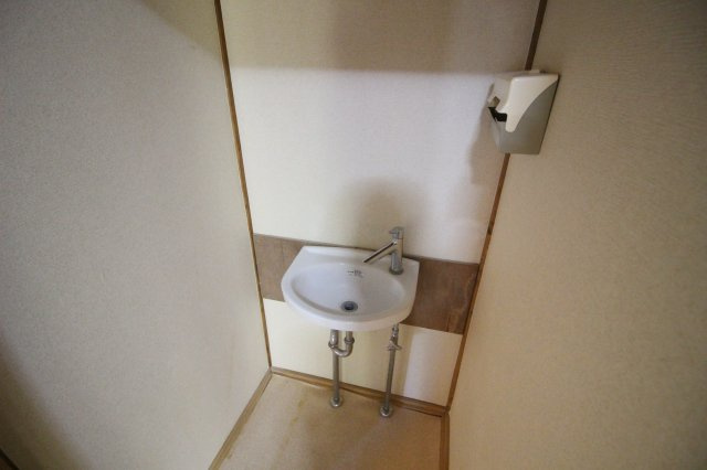 手洗い場は1階洋室8帖の所にもございます。シェアハウスや隠れ家（セカンドハウス）、としてもおすすめ。