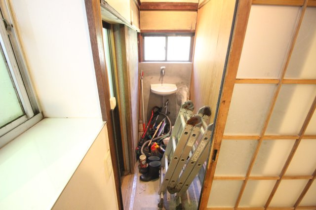 キッチン横の勝手口。以前の建物には当たり前のようにあった勝手口も、昨今ではなかなか見なくなりました。