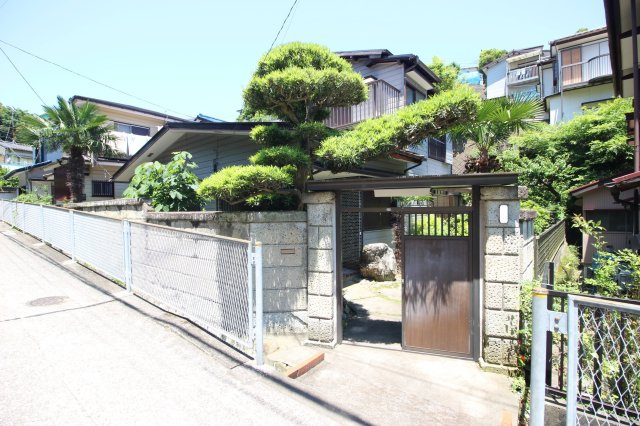 古き良き昭和レトロな古民家。門を開けばどこか懐かしい昭和の雰囲気を感じる住空間が広がっています。