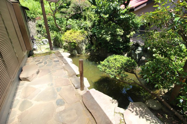 お庭には池があり、1階洋室2部屋から渡り廊下越しに日本庭園のような空間が目に入ります。