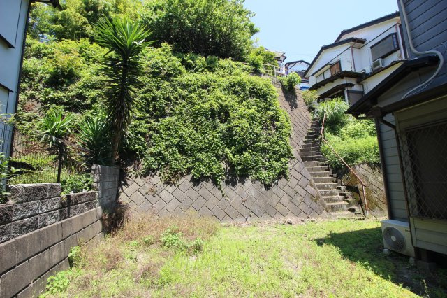 敷地北西側にはお庭スペースがあり、お子様をプールで遊ばせたり、家庭菜園やバーベキュー等が楽しめます。