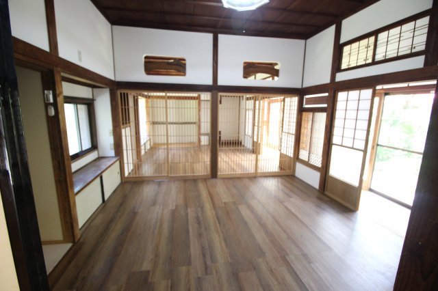 昭和6年頃築の日本家屋。1階の和室2部屋を洋室にリフォーム。欄間があり、日本家屋の雰囲気を感じます