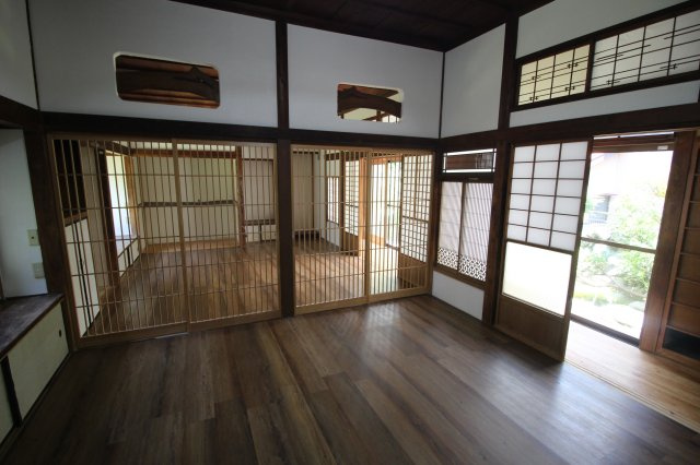 とくにこのお部屋から見えるお庭の様相は、時が止まったかのような日本庭園の雰囲気を醸し出しています。