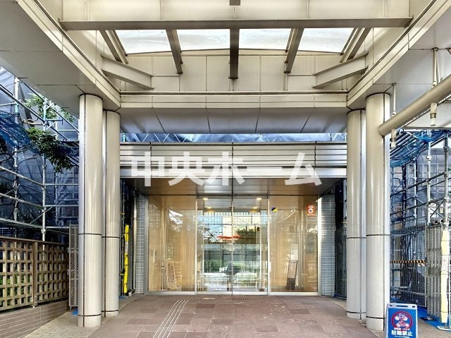 【エントランス】マンションのエントランスは、その物件の印象を決める、顔とも言える場所です。毎日通る場所ですからきれいなのが一番です。エントランス内はオートロックですので暮らしの安全も確保されています。