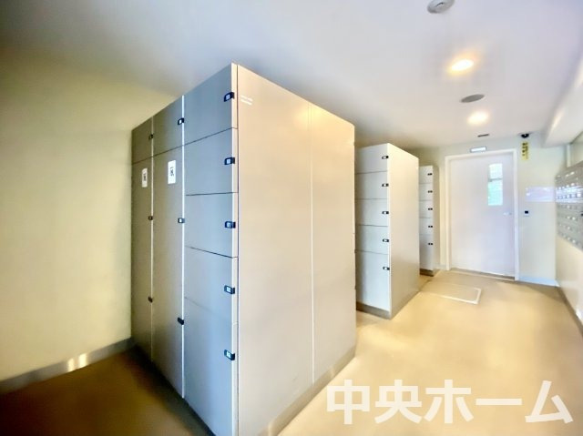 【宅配ボックス】在宅時・不在時に関わらず、居住者の代わりに非対面で宅配物を受け取ってくれる便利な設備です。わかりやすくご説明致しますので見学時にはお部屋だけではなく共用部分もぜひチェックしてください。